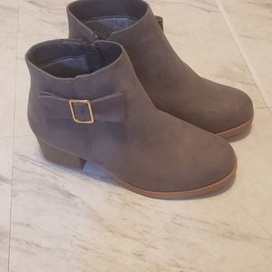 Girls gray fashion boots never worn, size 2.